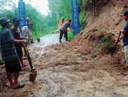 Gercep! Bhabinkamtibmas Polres Tator Bantu Warga Bersihkan Material Longsor