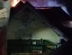 BREAKING NEWS: Kebakaran Hanguskan Rumah Kosong di Desa Galesong Baru