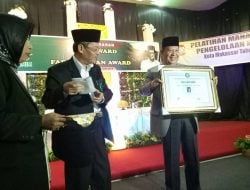 Tokoh Penerima Syaikhul Mubalighin IMMIM dari H. Fadeli Luran Award