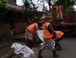 Pasca Banjir, DLH Wajo Bersihkan Drainase 