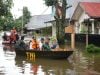 Tinjau Lokasi Banjir di Makassar, Penjabat Gubernur Harap Ada Solusi Permanen untuk Warga Terdampak