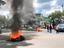 Ratusan Pengemudi Ojol Blokir Jalan Depan Kantor Gubernur Sulsel, Masyarakat Diminta Cari Jalan Alternatif