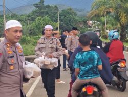 Kapolres Luwu Timur Turun Langsung Bagi Takjil