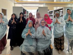 Momentum Hari Kartini, Staf Dispusip Mamuju Kenakan Baju Kebaya Saat Layanan