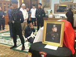 Sampaikan Duka Cita, Mentan Amran Melayat ke Rumah Mendiang Jusuf Manggabarani Tengah Malam