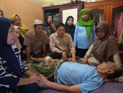 Tunjukkan Kepedulian Tinggi, Legislator NasDem Makassar H. Syaiful Jenguk Tokoh Tammua yang Sakit