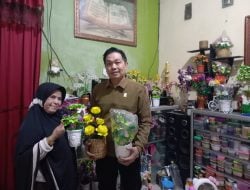 Dukung UMKM Lokal, Anggota DPRD Makassar H. Syaiful Borong Kerajinan Akrilik Buatan Warga Tammua