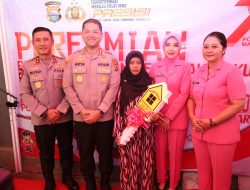 Polri Bedah Rumah, Sariana Tak Kuasa Tahan Tangis di Hadapan Kapolda Sulsel 