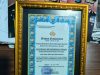 Kapolda Sulsel Beri Penghargaan kepada Direktur Harian Rakyat Sulsel