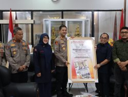 Raih Terbaik Kedua dalam Inovasi Kreatif Polres se-Sulsel, Kapolrestabes Makassar Terima Cinderamata