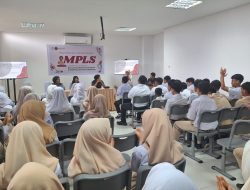 Kanwil Kemenkum Sulsel Gandeng Mahasiswa KKN Unhas Hadir di MPLS SMP Bosowa School Makassar