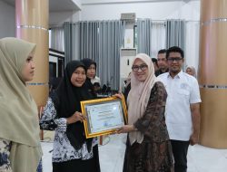 Bupati Gowa Beri Penghargaan Guru Berdedikasi dan Berprestasi di Gowa